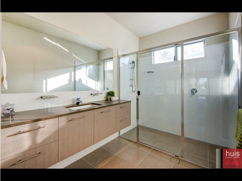 2/17 Berrima St, Wynnum QLD 4178