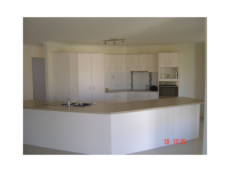 31 SANDHEATH PL, Ningi QLD 4511