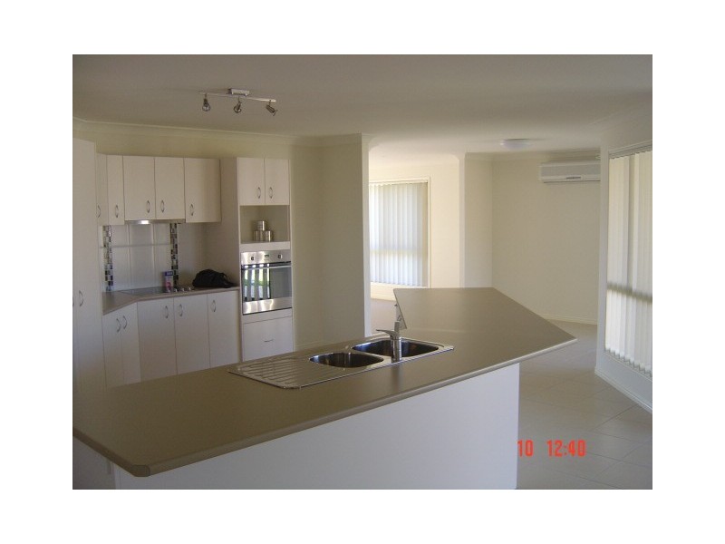 31 SANDHEATH PL, Ningi QLD 4511