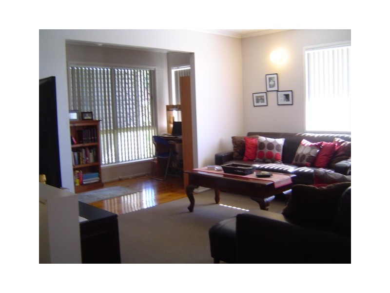 8 Maurice St, Kallangur QLD 4503