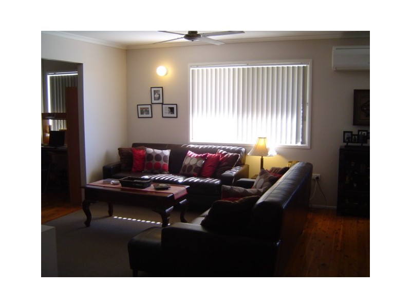 8 Maurice St, Kallangur QLD 4503
