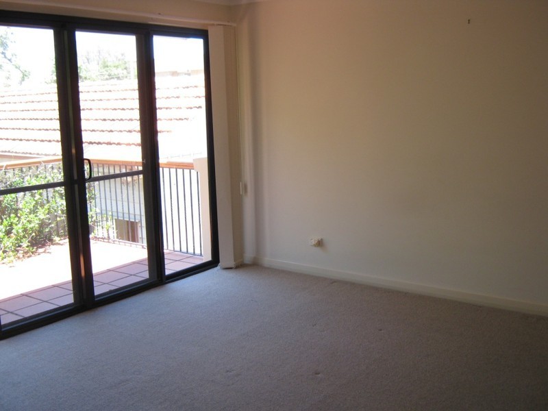 2/330 Cavendish Road, Coorparoo QLD 4151