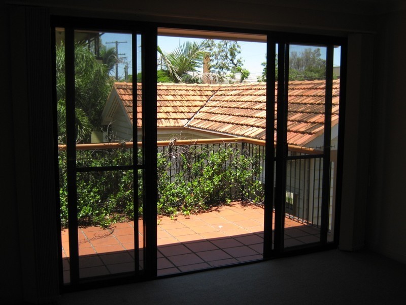 2/330 Cavendish Road, Coorparoo QLD 4151