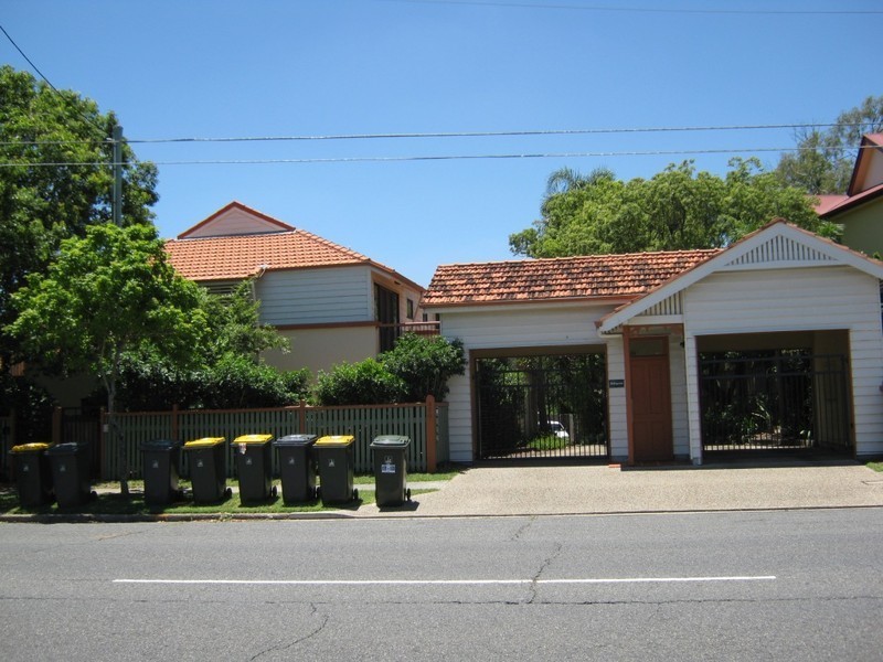 2/330 Cavendish Road, Coorparoo QLD 4151