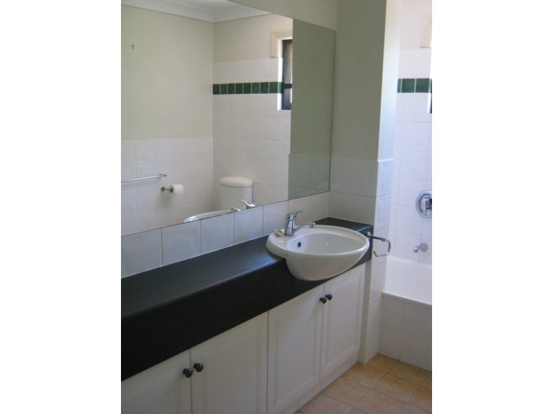 2/330 Cavendish Road, Coorparoo QLD 4151