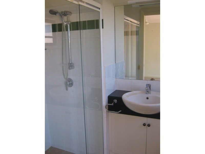 2/330 Cavendish Road, Coorparoo QLD 4151