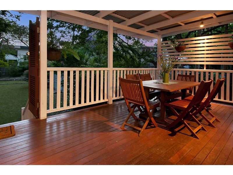 9 Dawn Street, Bardon QLD 4065
