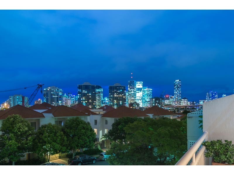 8/26 MERTHYR ROAD, New Farm QLD 4005