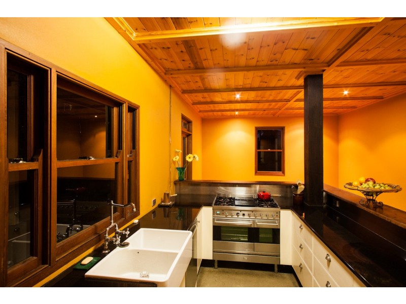 24 York Parade, Spring Hill QLD 4000