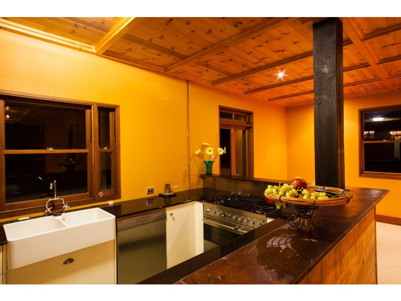 24 York Parade, Spring Hill QLD 4000