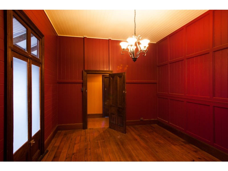 24 York Parade, Spring Hill QLD 4000