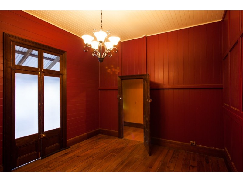 24 York Parade, Spring Hill QLD 4000