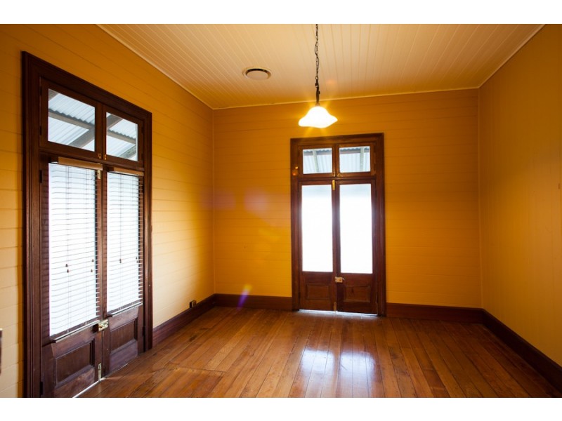 24 York Parade, Spring Hill QLD 4000