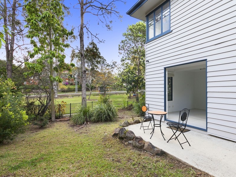 11 Camira Street, St Lucia QLD 4067