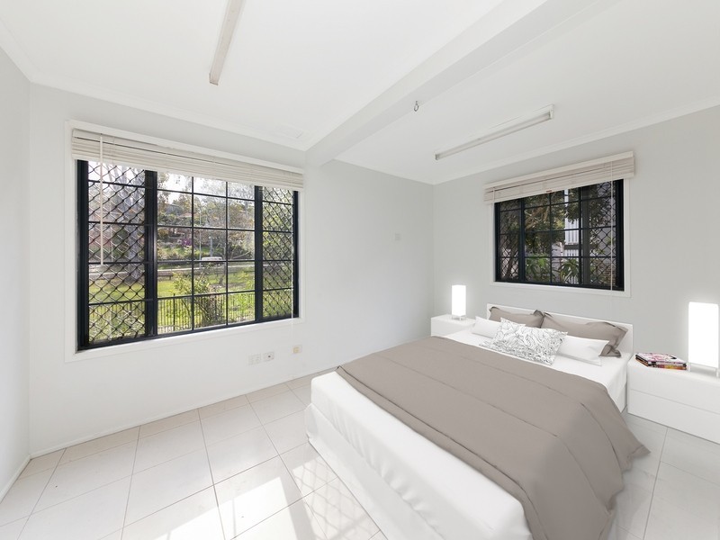 11 Camira Street, St Lucia QLD 4067