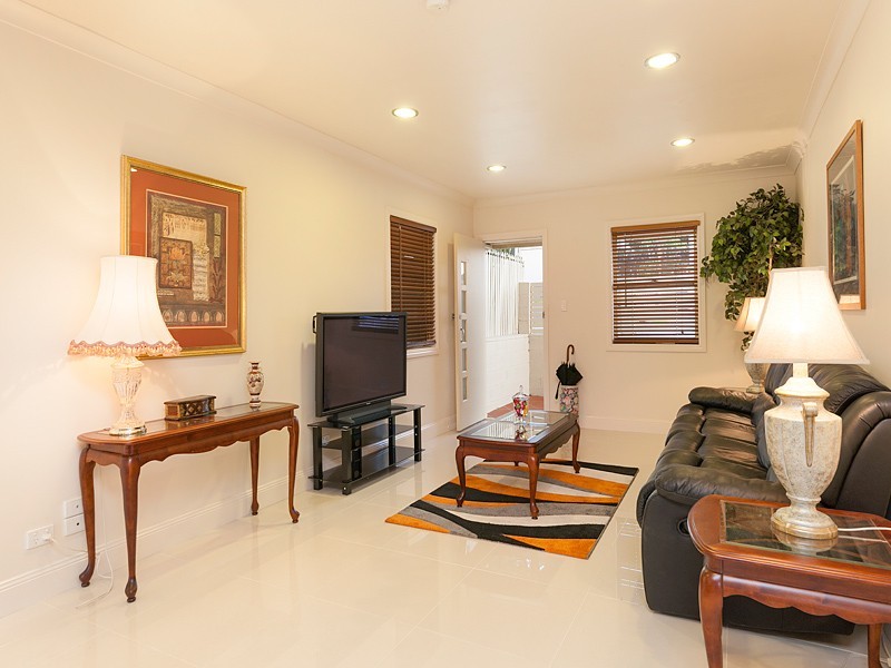 33 Lucy Street, Milton QLD 4064