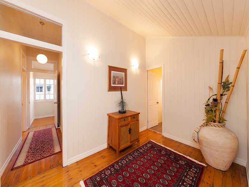 33 Lucy Street, Milton QLD 4064