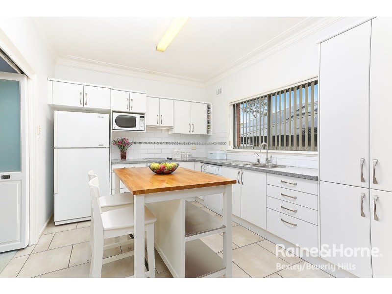 7 Roseview Ave, Roselands NSW 2196