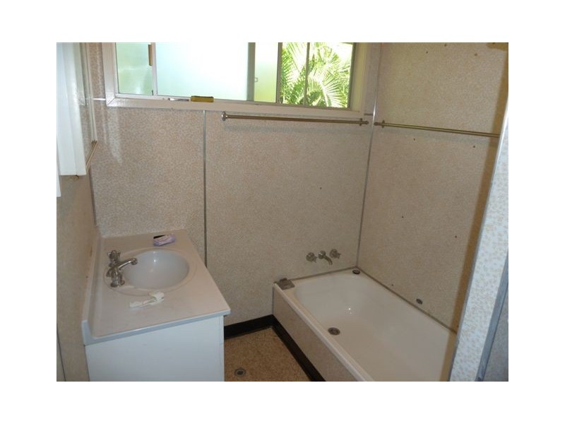 1 HUGHES STREET, Dysart QLD 4745