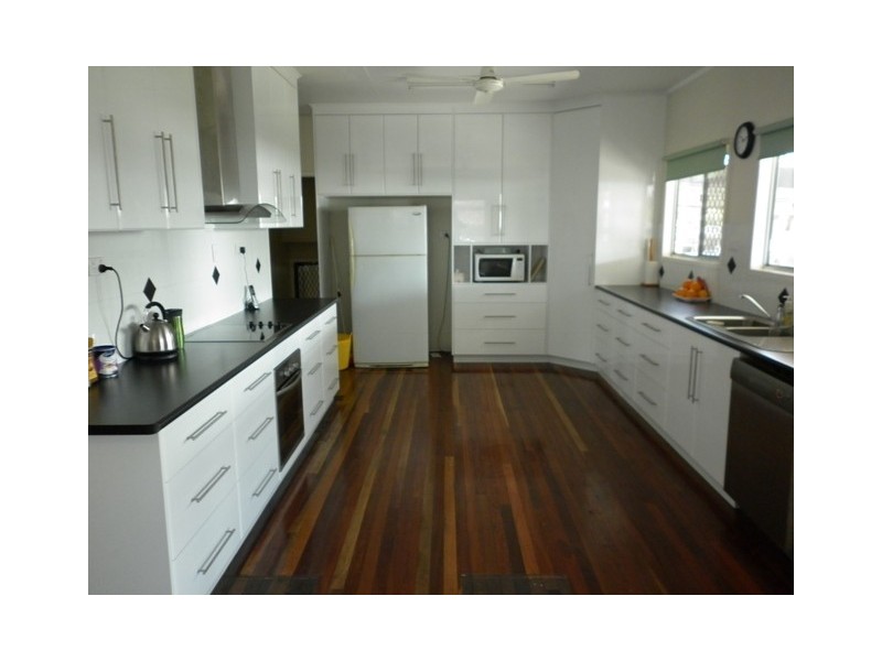 8 HANNAH CRESCENT, Dysart QLD 4745
