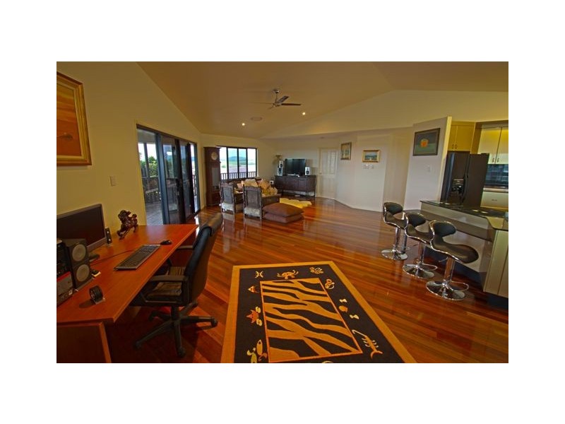 6 ESSEX COURT, Rural View QLD 4740