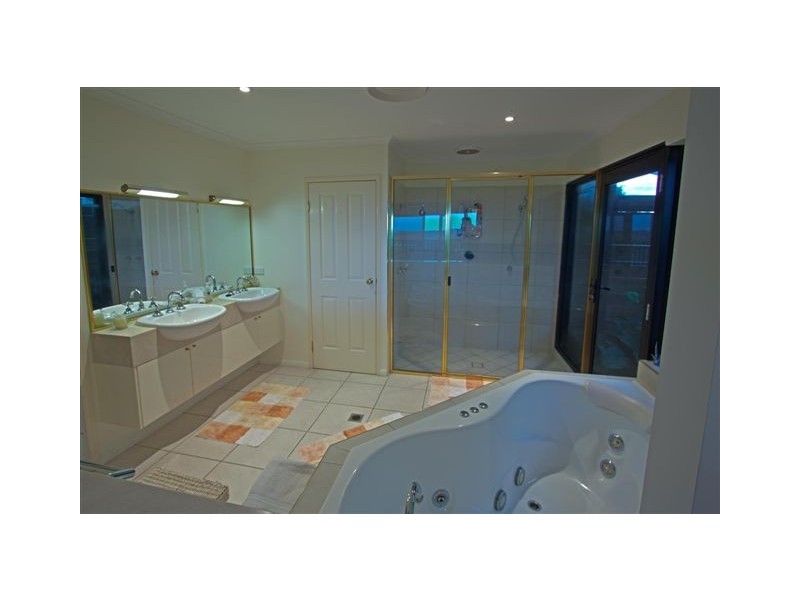 6 ESSEX COURT, Rural View QLD 4740