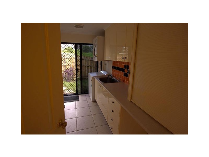 6 ESSEX COURT, Rural View QLD 4740