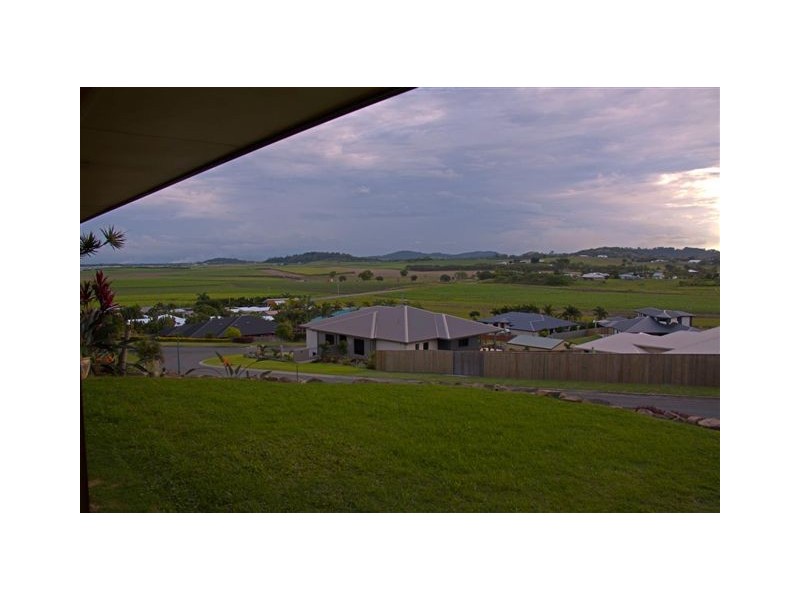 6 ESSEX COURT, Rural View QLD 4740
