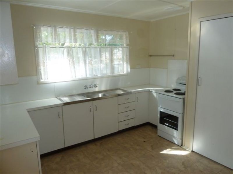 10 FRASER CRT, Dysart QLD 4745