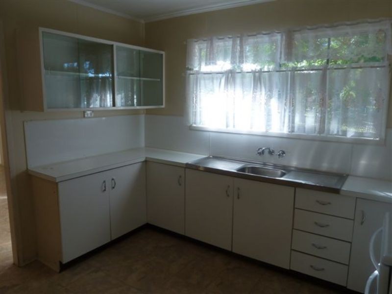 10 FRASER CRT, Dysart QLD 4745