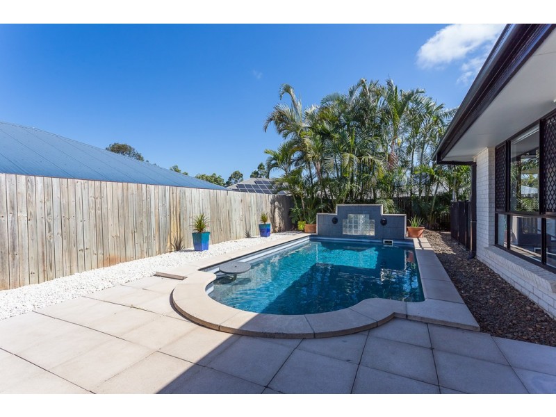 6 Poynter Street, Redland Bay QLD 4165