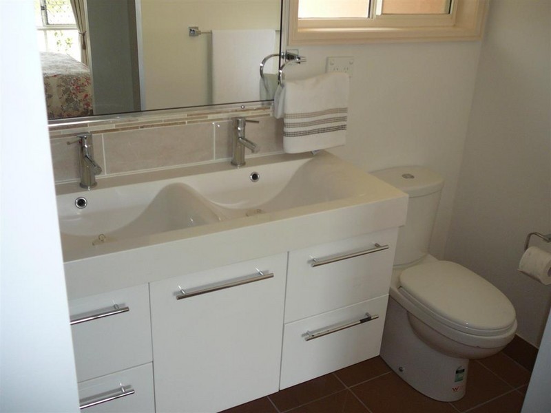 1 Gleneagles Crt, Redland Bay QLD 4165