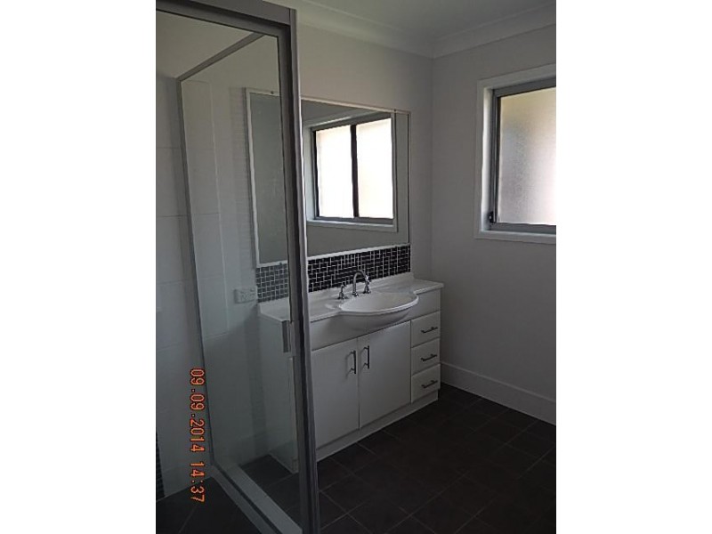 18 Azure Avenue, Redland Bay QLD 4165