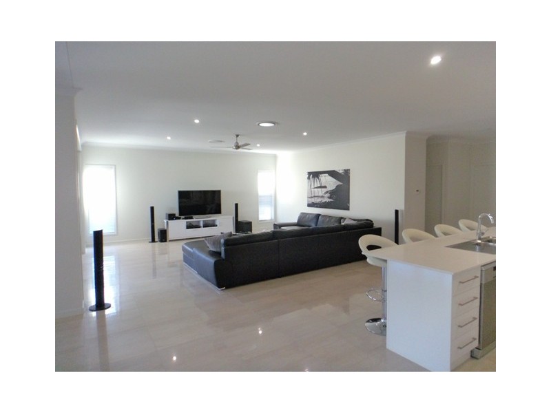 7 Turtle Place, Redland Bay QLD 4165