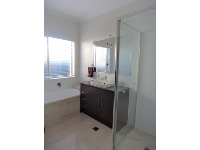 7 Turtle Place, Redland Bay QLD 4165