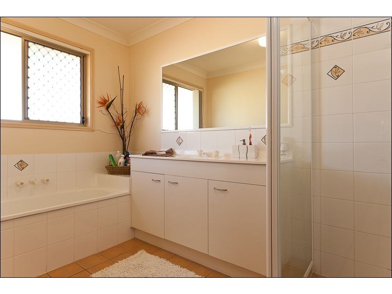 10 Daydream Street, Redland Bay QLD 4165