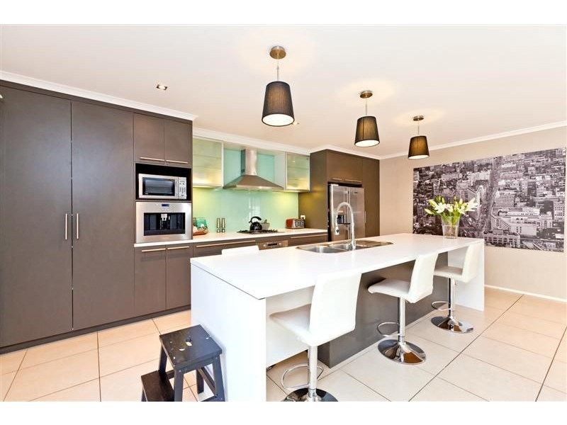 8 Rossinton Street, Birkdale QLD 4159