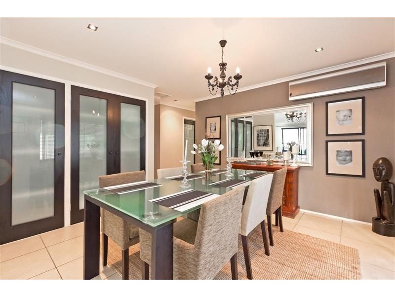 8 Rossinton Street, Birkdale QLD 4159