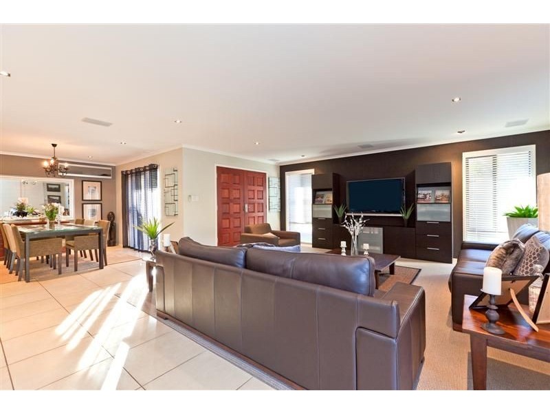 8 Rossinton Street, Birkdale QLD 4159