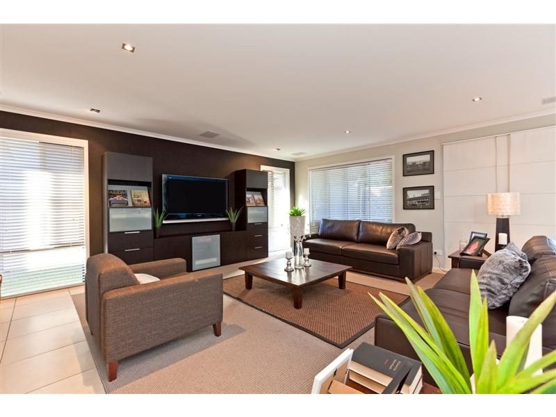 8 Rossinton Street, Birkdale QLD 4159