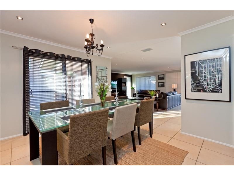 8 Rossinton Street, Birkdale QLD 4159