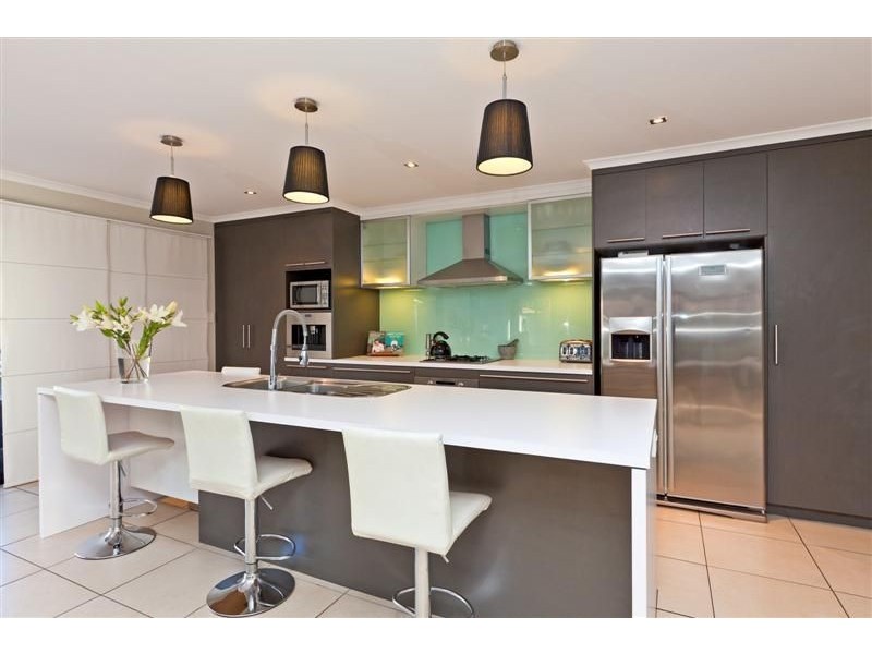 8 Rossinton Street, Birkdale QLD 4159