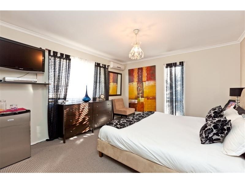 8 Rossinton Street, Birkdale QLD 4159