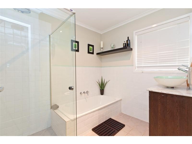 8 Rossinton Street, Birkdale QLD 4159