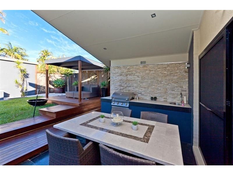 8 Rossinton Street, Birkdale QLD 4159