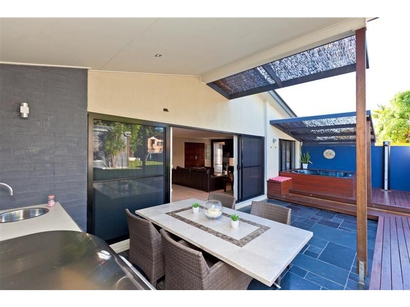 8 Rossinton Street, Birkdale QLD 4159