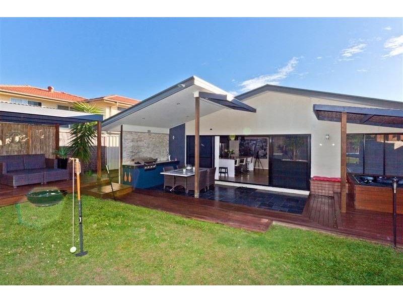 8 Rossinton Street, Birkdale QLD 4159