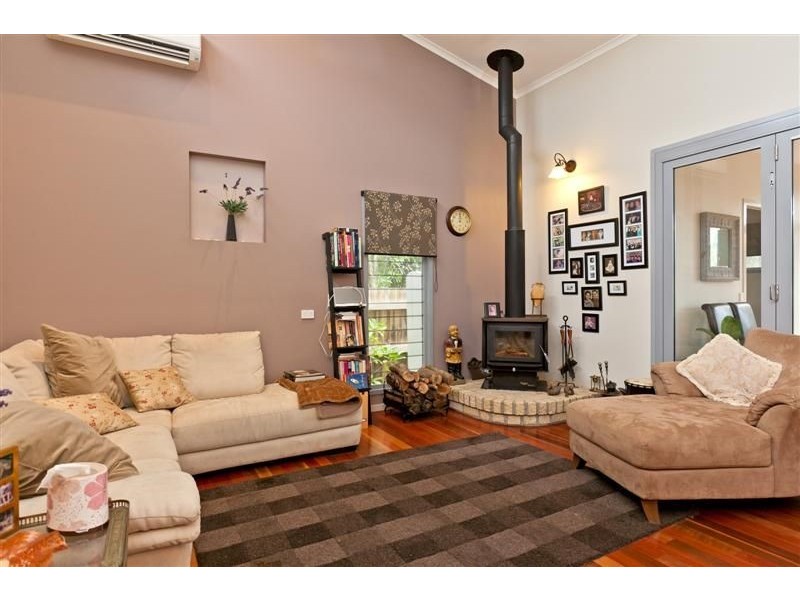 11 Erobin Street, Coochiemudlo Island QLD 4184
