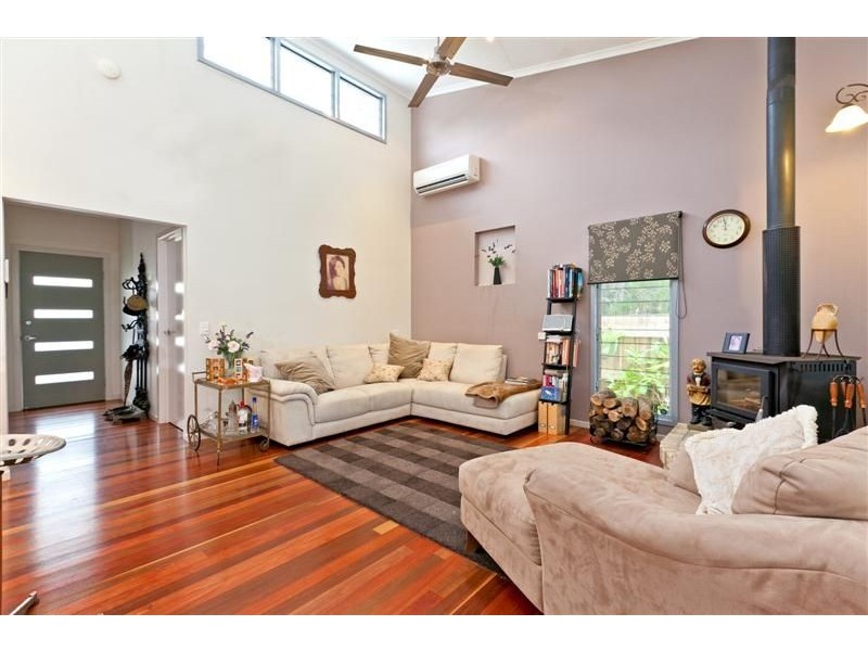 11 Erobin Street, Coochiemudlo Island QLD 4184