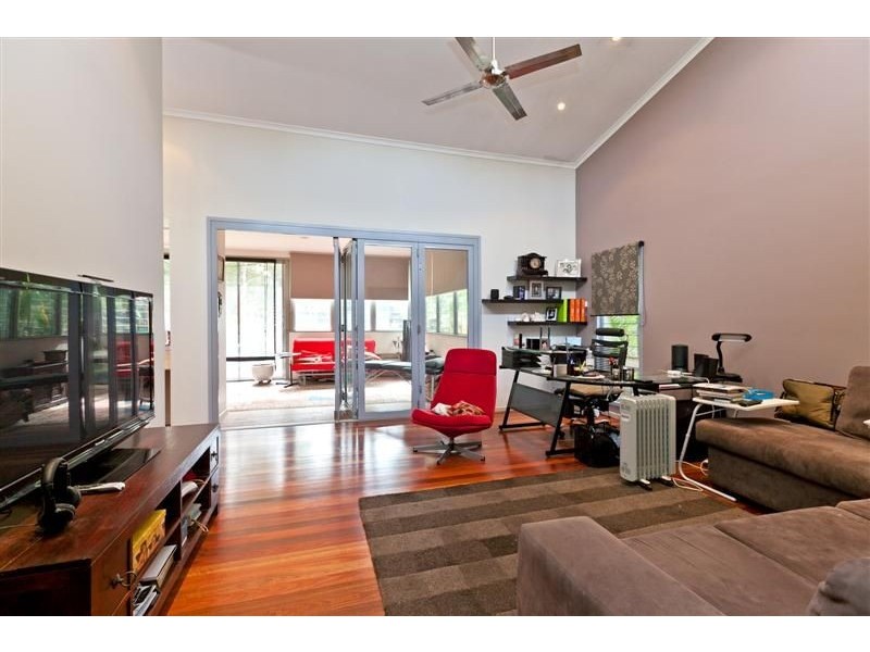 11 Erobin Street, Coochiemudlo Island QLD 4184